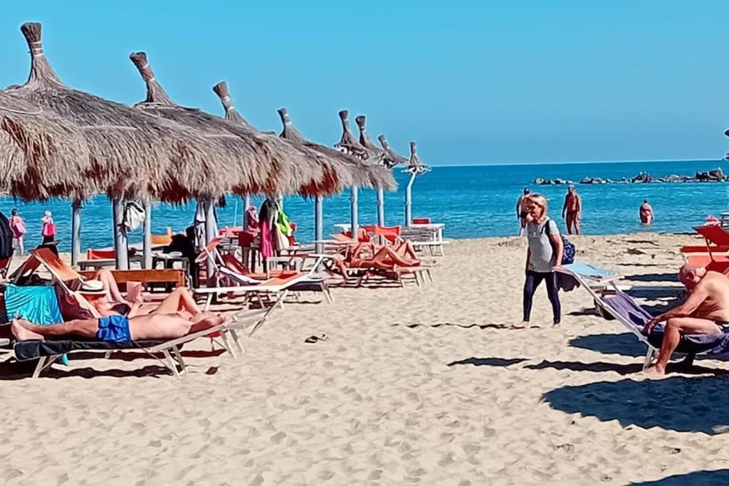 Casa Di Pipo - Appartamento Davanti Al Mare Pescara Buitenkant foto